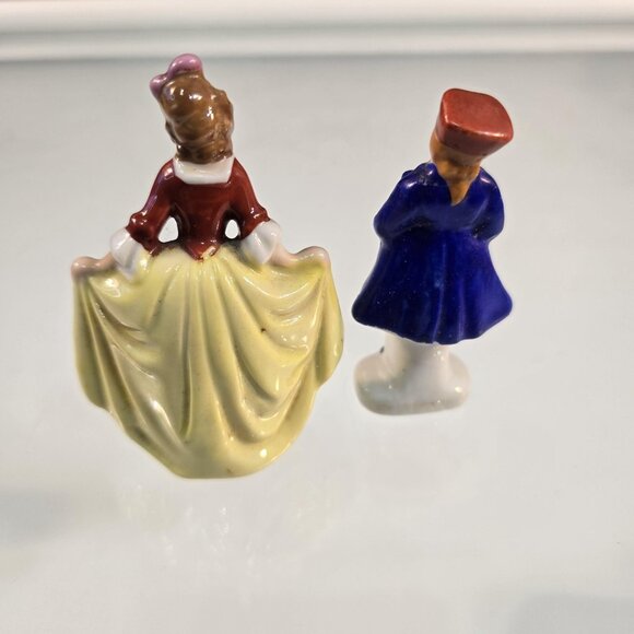 Vintage 1940s Occupied Japan Colonial Couple Post WWII Era Porcelain Figurines - Picture 4 of 7